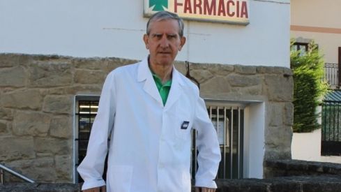 El COF de Bizkaia entrega su «Distinción de Honor» al farmacéutico Eduardo Traver