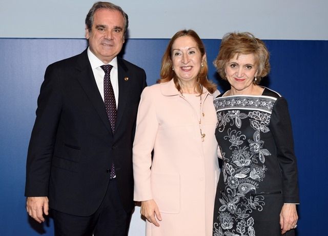 Ana Pastor y M.ª Luisa Carcedo expresan su apoyo firme y decidido a la farmacia asistencial