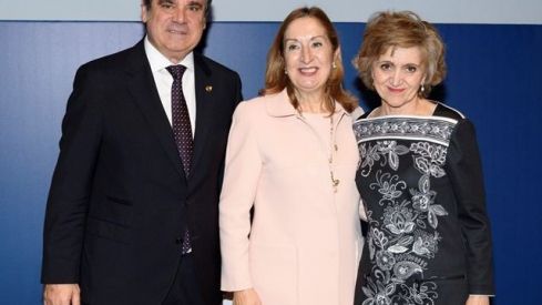 Ana Pastor y M.ª Luisa Carcedo expresan su apoyo firme y decidido a la farmacia asistencial