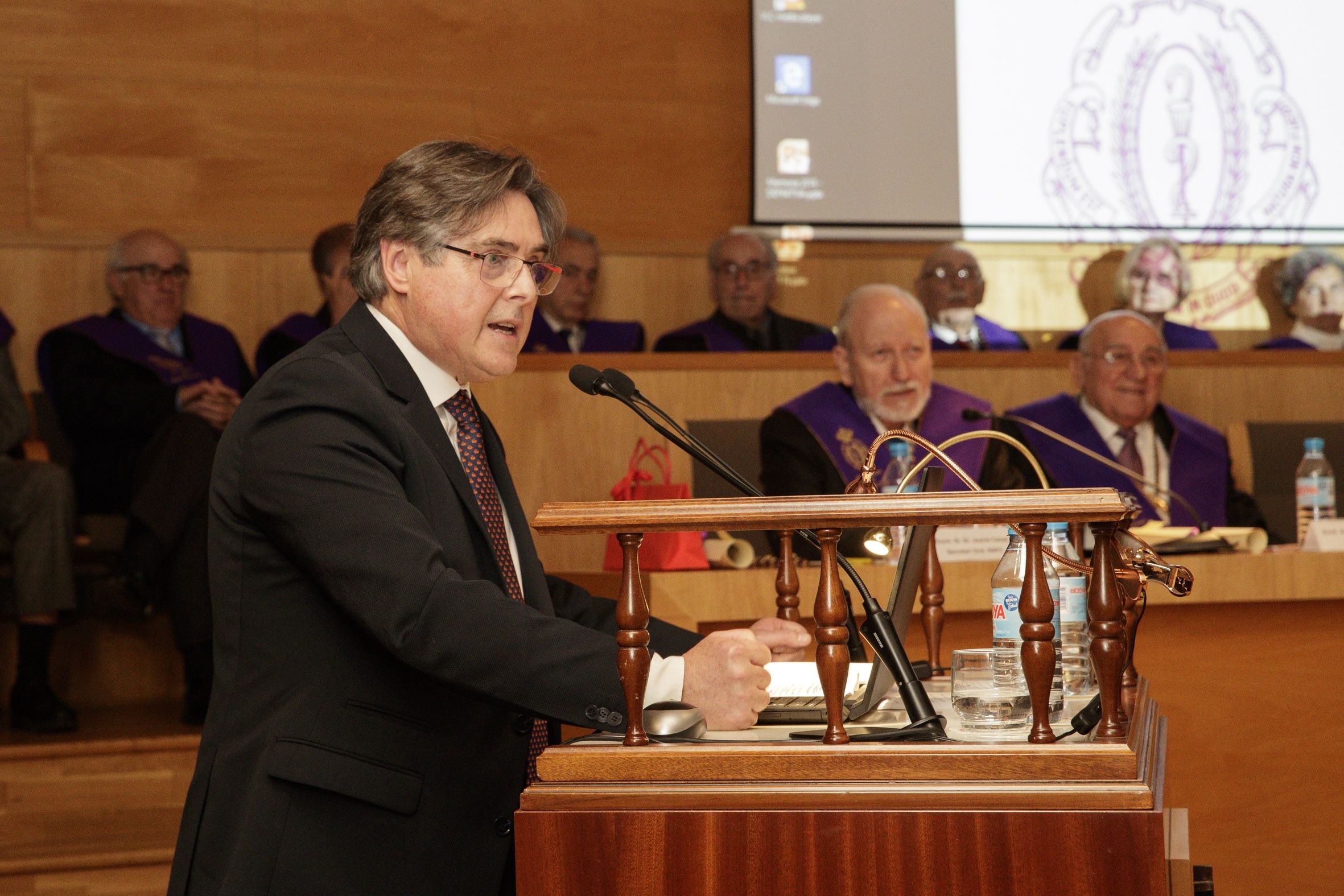 El presidente de Farmamundi, Ricard Troiano, recibe el XXII Premio de la Reial Acadèmia de Farmàcia de Catalunya