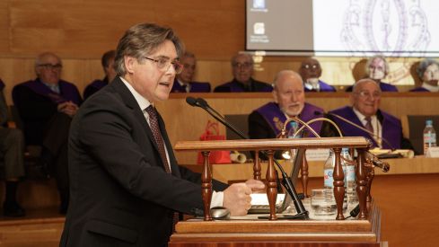 El presidente de Farmamundi, Ricard Troiano, recibe el XXII Premio de la Reial Acadèmia de Farmàcia de Catalunya