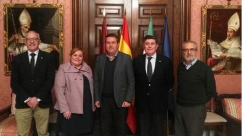 El COF de Sevilla presentó al Ayuntamiento los tres grandes congresos farmacéuticos en la capital andaluza
