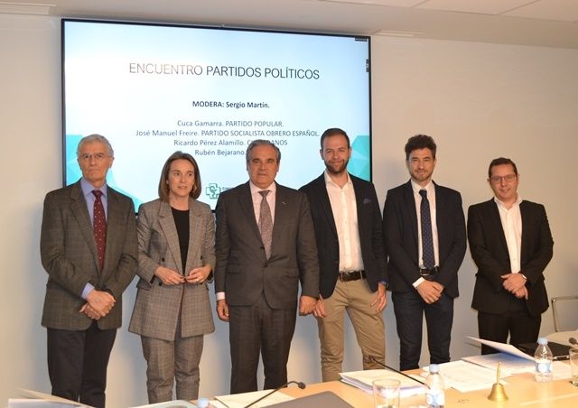 El Consejo General de Farmacéuticos reúne a los partidos políticos para conocer sus propuestas en materia de farmacia