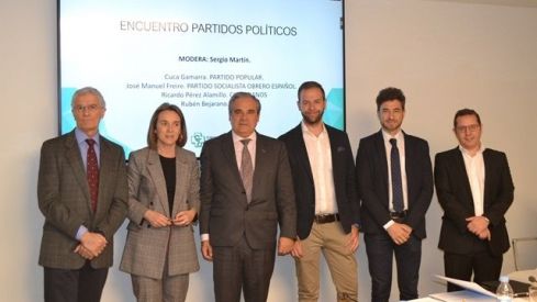 El Consejo General de Farmacéuticos reúne a los partidos políticos para conocer sus propuestas en materia de farmacia