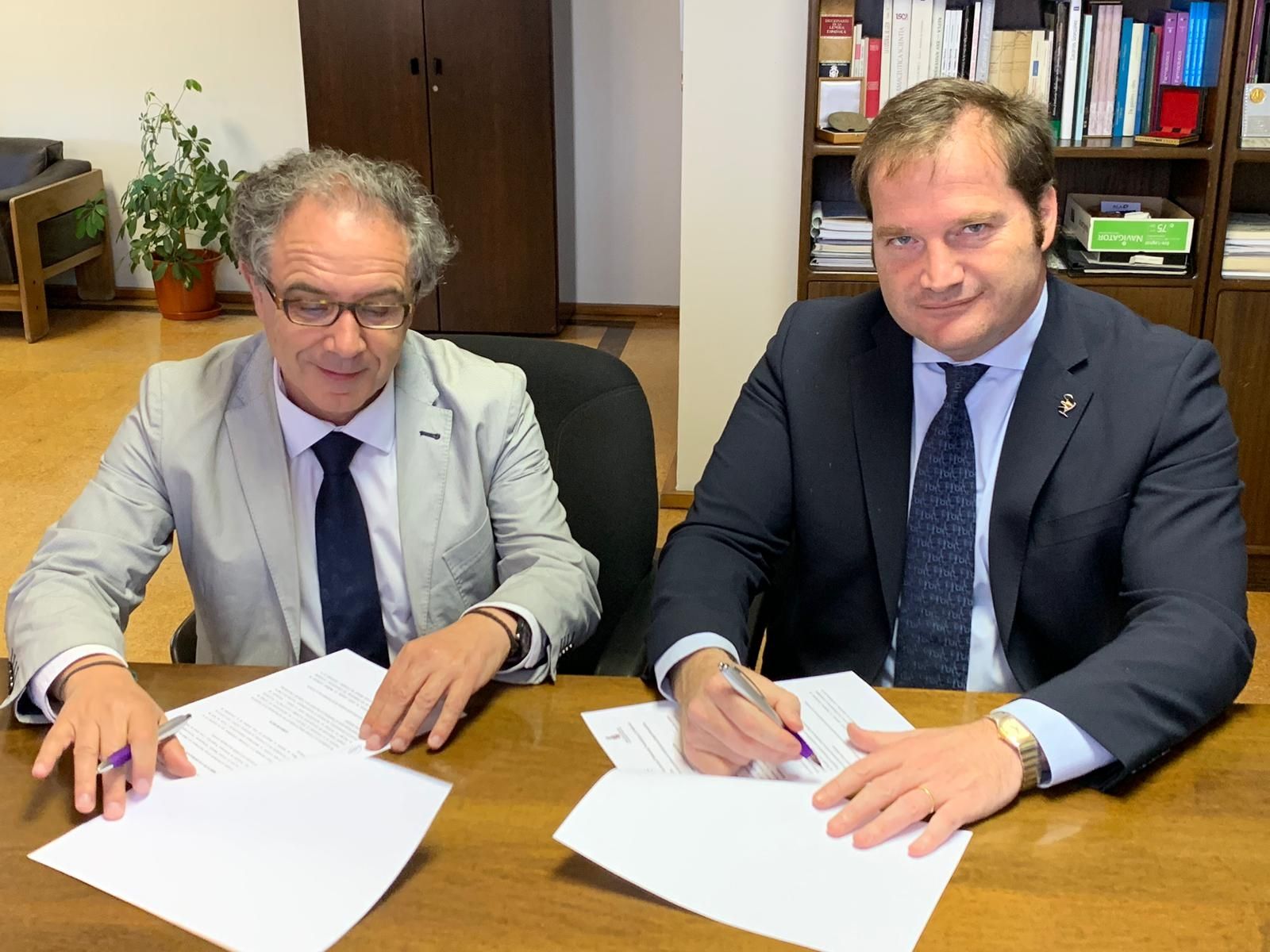 Los farmacéuticos de Castilla y León y la Facultad de Farmacia de la Universidad de Salamanca se alían para acercar la profesión a los estudiantes de Farmacia