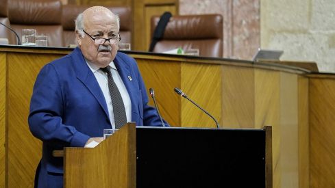 Andalucía apuesta por más plazas en farmacia hospitalaria y el consejero anuncia la eliminación de las subastas de medicamentos