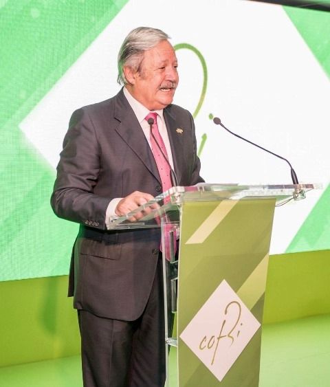 Michel Catapodis recibe la ‘Distinción de honor’ del Colegio Oficial de Farmacéuticos de Bizkaia
