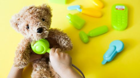 Farmacéuticos de atención primaria alertan sobre la «banalización» de los medicamentos en los juguetes infantiles