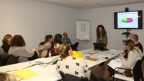 Los farmacéuticos alaveses se forman sobre los test rápidos de VIH y sífilis en farmacias
