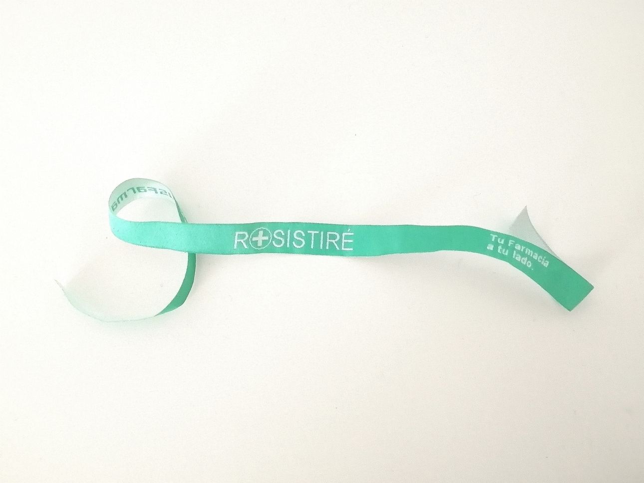 Farmaconfort y Sisfarma agradecen la labor de los profesionales de las farmacias durante la pandemia y lanzan unas pulseras solidarias