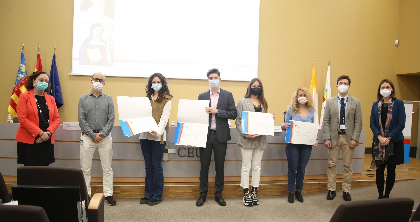 El Colegio de Farmacéuticos de Valencia y la CEU UCH premian a los mejores estudiantes de farmacia y óptica