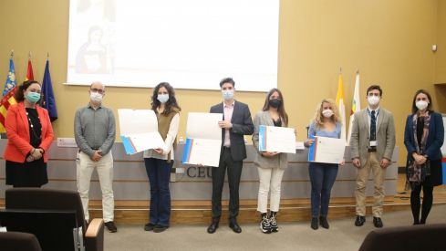El Colegio de Farmacéuticos de Valencia y la CEU UCH premian a los mejores estudiantes de farmacia y óptica