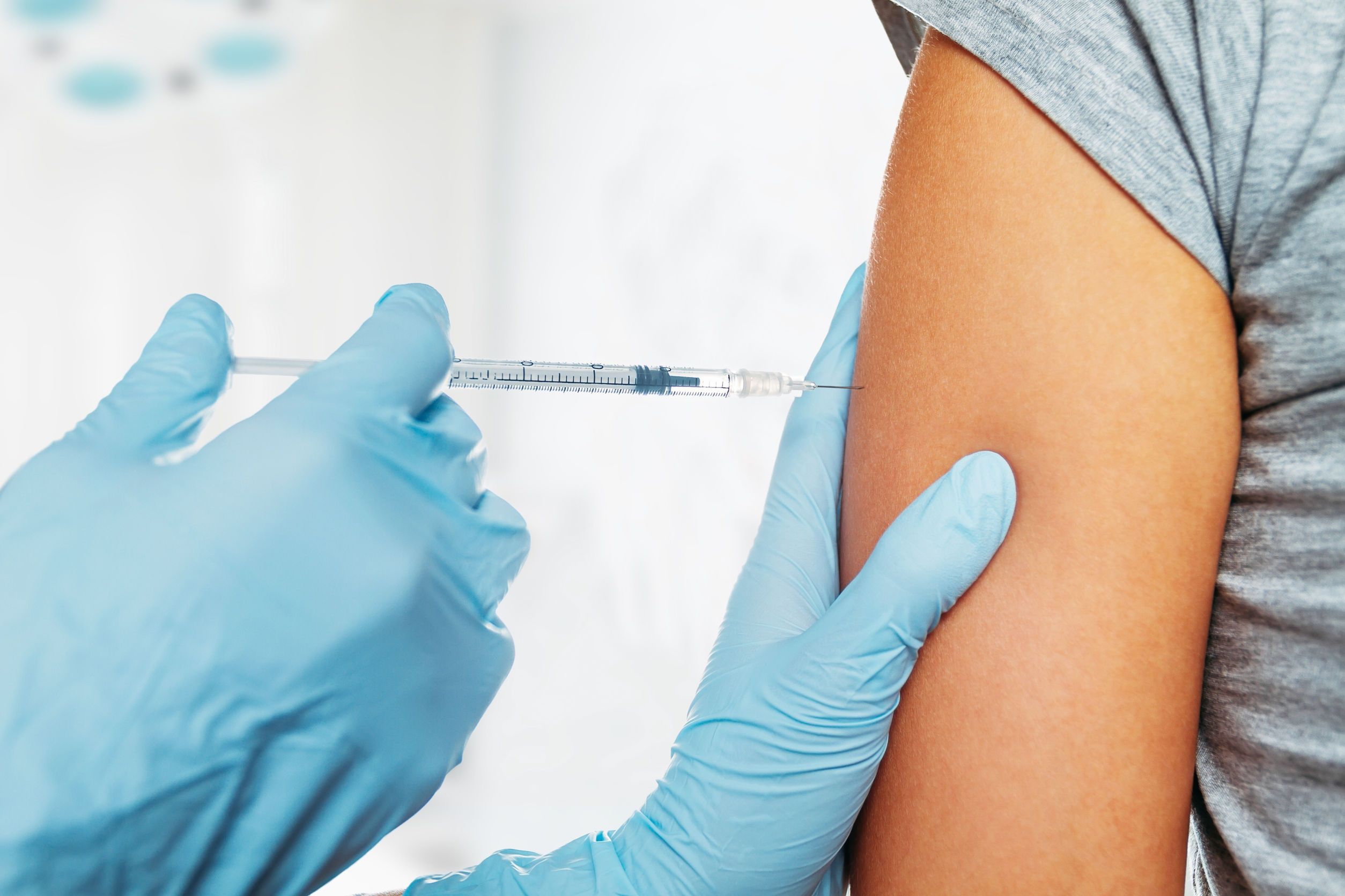 El 45% de la población con recomendación sanitaria de vacunación frente a la gripe se vacunaría de la COVID-19
