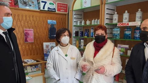 Las farmacias de Castilla y León colaboran en la difusión de guías informativas para la prevención de la violencia de género