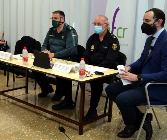 Policía Nacional y Guardia Civil informan a los farmacéuticos del COF de Ciudad Real sobre medidas de seguridad ante posibles estafas y falsificaciones en las farmacias