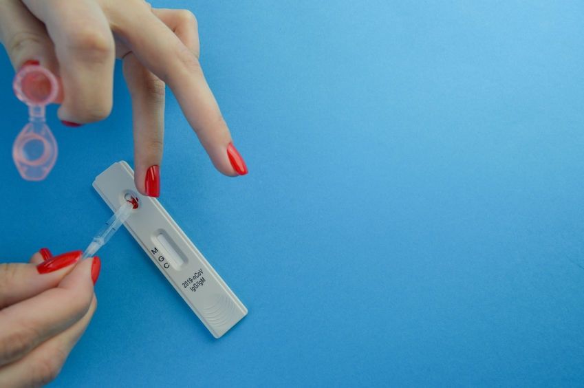 Los farmacéuticos catalanes piden a las autoridades sanitarias hacer los test de antígenos más accesibles, regulados y seguros
