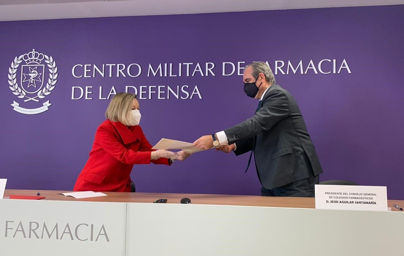 El Ministerio de Defensa y el Consejo General de Farmacéuticos firman un convenio para abrir una nueva vía de cooperación y diálogo