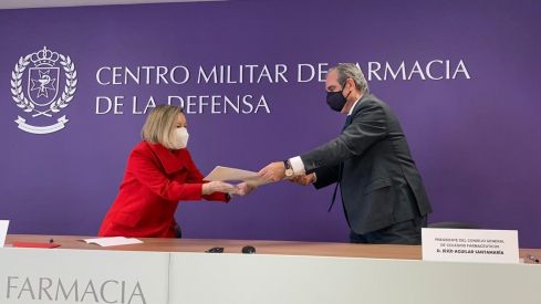 El Ministerio de Defensa y el Consejo General de Farmacéuticos firman un convenio para abrir una nueva vía de cooperación y diálogo