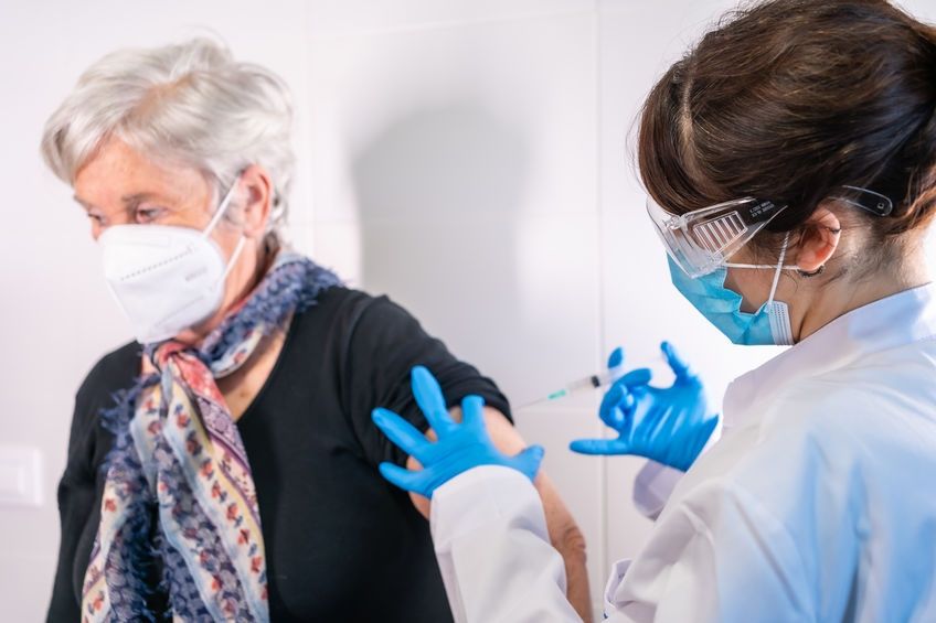 Siete comunidades y la ciudad autónoma de Ceuta vacunan ya a los profesionales sanitarios de las farmacias