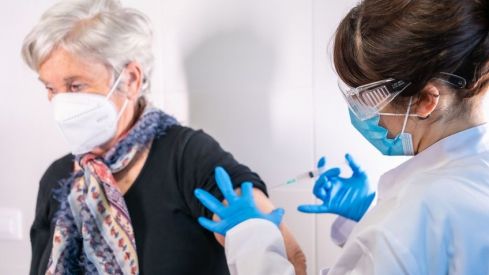 Siete comunidades y la ciudad autónoma de Ceuta vacunan ya a los profesionales sanitarios de las farmacias