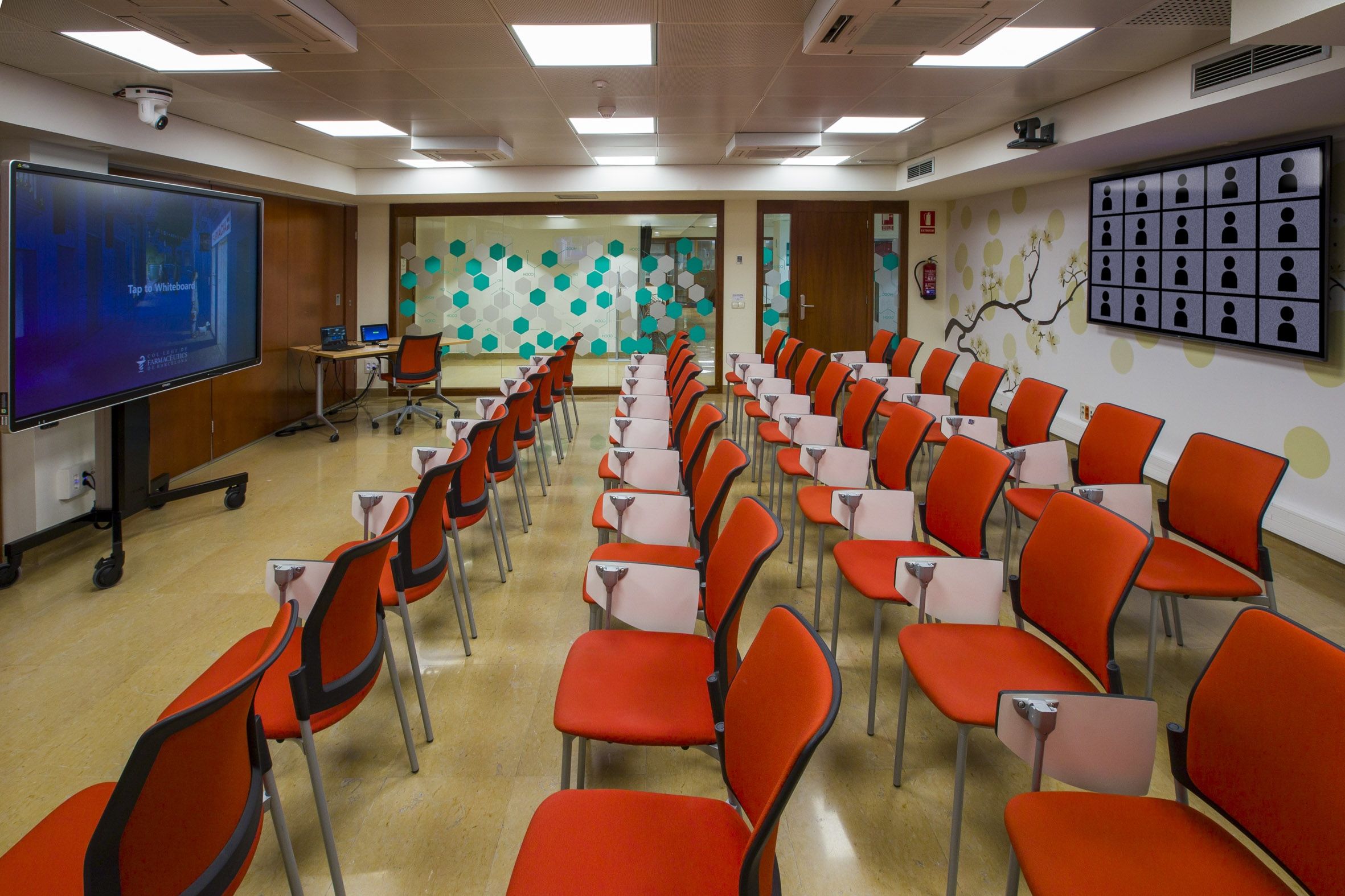 El COF de Barcelona inaugura un aula híbrida, que combina presencialidad y virtualidad para continuar ofreciendo formación en tiempos de COVID-19