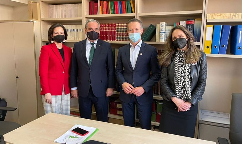 La profesión farmacéutica traslada al Grupo Socialista en el Senado el valor de la red de farmacias en la cohesión territorial