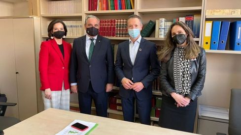 La profesión farmacéutica traslada al Grupo Socialista en el Senado el valor de la red de farmacias en la cohesión territorial