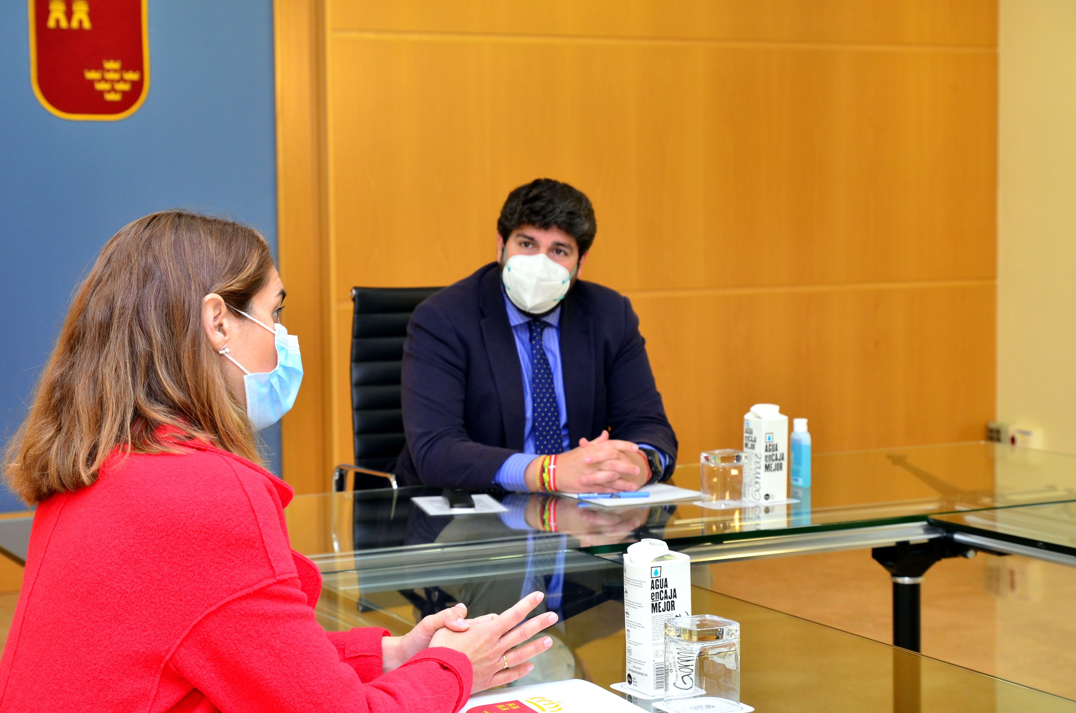 La presidenta del Colegio de Farmacéuticos de Murcia se reúne con el presidente de la CARM