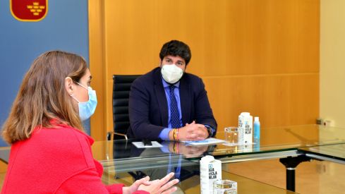 La presidenta del Colegio de Farmacéuticos de Murcia se reúne con el presidente de la CARM