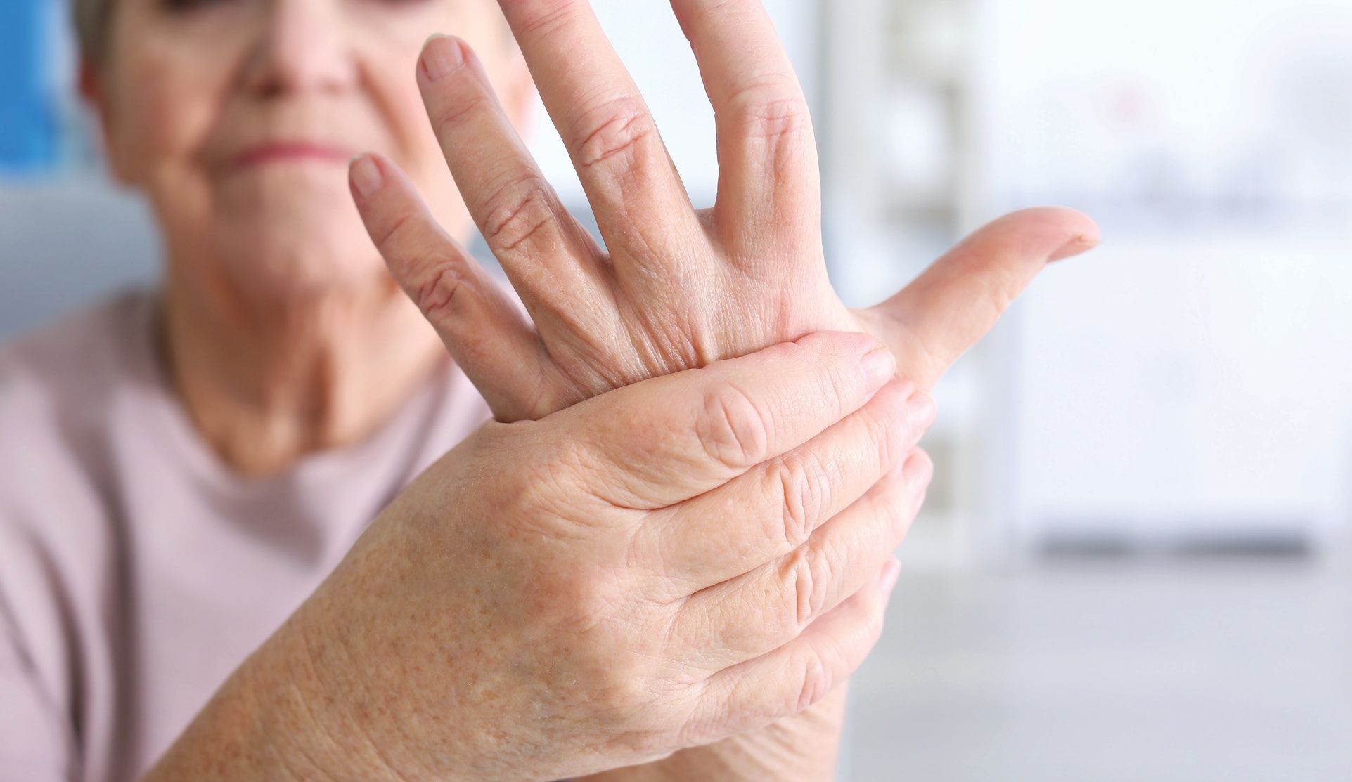 Mujer con dolor en la mano