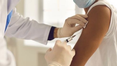 El Consell de Col·legis Farmacèutics de Catalunya pide que se complete con urgencia la inmunización del personal de las farmacias comunitarias