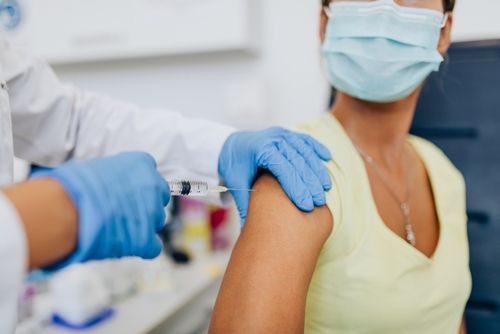 El Consejo General insta a la Comisión de Salud Pública del SNS a administrar urgentemente la segunda dosis de la vacuna al personal de las farmacias