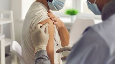 SEFAC rechaza la decisión de administrar una segunda dosis de Pfizer en lugar de AstraZeneca a los pacientes pendientes de inmunización