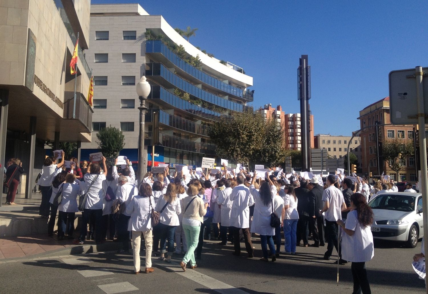 Más de 400 farmacéuticos de la provincia de Tarragona se manifiestan ante la Subdelegación del Gobierno central