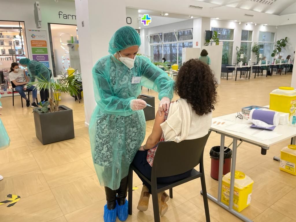 Los farmacéuticos administrarán la segunda dosis al personal de farmacia en la sede del COF de Madrid