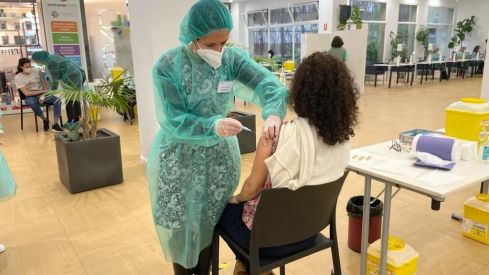 Los farmacéuticos administrarán la segunda dosis al personal de farmacia en la sede del COF de Madrid