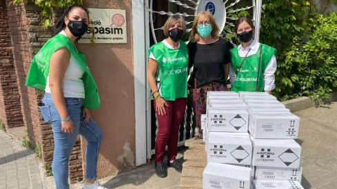 Equipo Angelini haciendo entrega de Amuchina en ASPASIN