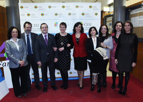 Alicia López Castellano (con chaqueta roja), junto con antiguos alumnos y profesores de la titulación de Farmacia