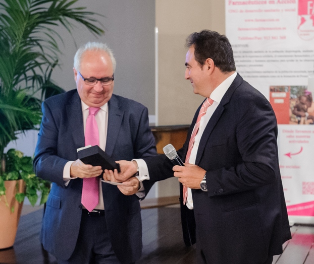 Francisco Martinez recibió el premio de manos de Luis de la Fuente 
