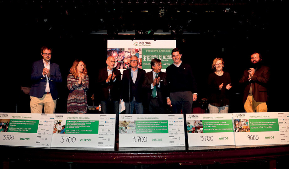 Fotografía conjunta del proyecto ganador y los cuatro proyectos finalistas de Infarma Solidario